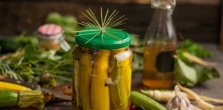 Хрустящие цуккини, маринованные с красной смородиной и чесноком