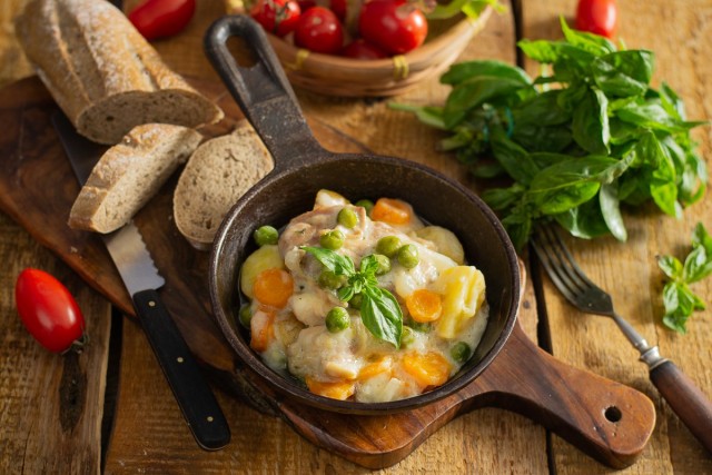 Варёная курица тушеная с овощами — просто и полезно Варёная курица тушеная с овощами — просто и полезно