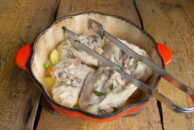 Выкладываем на тушеные овощи куски варёной курочки Выкладываем на тушеные овощи куски варёной курочки