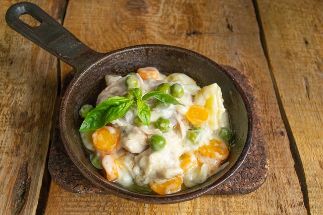 Варёная курица тушеная с овощами готова. Перед подачей украшаем свежей зеленью Варёная курица тушеная с овощами готова. Перед подачей украшаем свежей зеленью