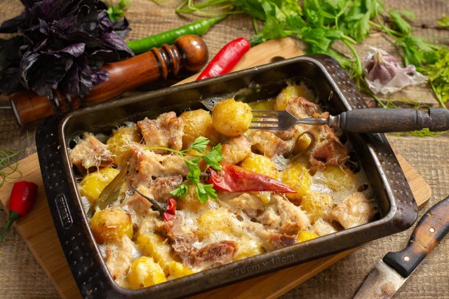 Нежное варёное мясо, запеченное с картошкой
