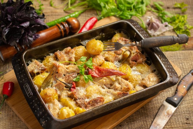 Нежное варёное мясо, запеченное с картошкой Нежное варёное мясо, запеченное с картошкой