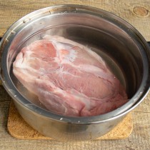 Нежирное мясо помещаем в глубокую кастрюлю, наливаем воду Нежирное мясо помещаем в глубокую кастрюлю, наливаем воду