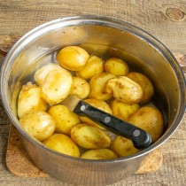 Отвариваем картофель до готовности, в конце варки солим