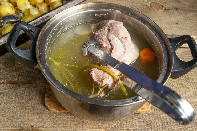 Готовое мясо остужаем в бульоне, достаем и крупно нарезаем. Бульон процеживаем Готовое мясо остужаем в бульоне, достаем и крупно нарезаем. Бульон процеживаем