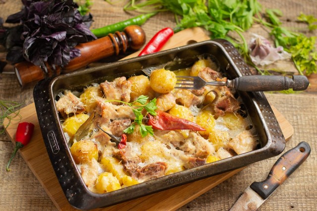 Запекаем мясо с картошкой до золотистой корочки Запекаем мясо с картошкой до золотистой корочки