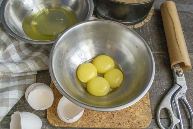 Разбиваем яйца в миску и отделяем желтки от белков