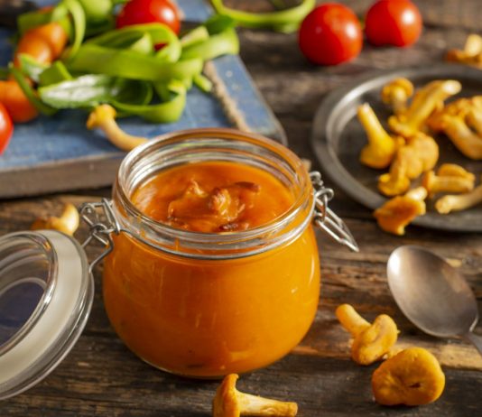 Ароматная кабачковая икра с лисичками