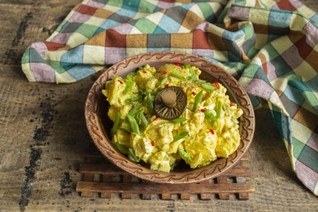 Украшаем картофельный салат маринованными грибами и сразу подаём на стол Украшаем картофельный салат маринованными грибами и сразу подаём на стол