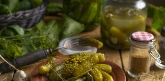 Квашеные огурцы под полиэтиленовой крышкой с горчицей и хреном