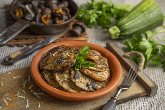 Сытные оладьи из кабачков с пармезаном и грибами Сытные оладьи из кабачков с пармезаном и грибами