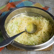 Разбиваем в миску два куриных яйца и перемешиваем Разбиваем в миску два куриных яйца и перемешиваем