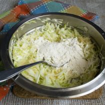 Насыпаем муку Насыпаем муку