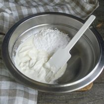 Для заливки добавляем в жирную сметану сахарную пудру, соль и ванильный экстракт
