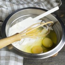 Разбиваем три крупных куриных яйца и смешиваем ингредиенты