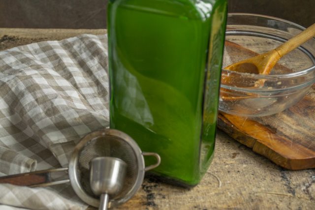 Сливаем уксус с мёдом в бутылки, закупориваем и оставляем в тёмном и тёплом углу на 1 месяц Сливаем уксус с мёдом в бутылки, закупориваем и оставляем в тёмном и тёплом углу на 1 месяц
