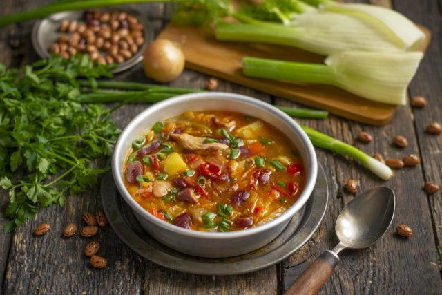 Густой фасолевый суп с картошкой и фенхелем Густой фасолевый суп с картошкой и фенхелем