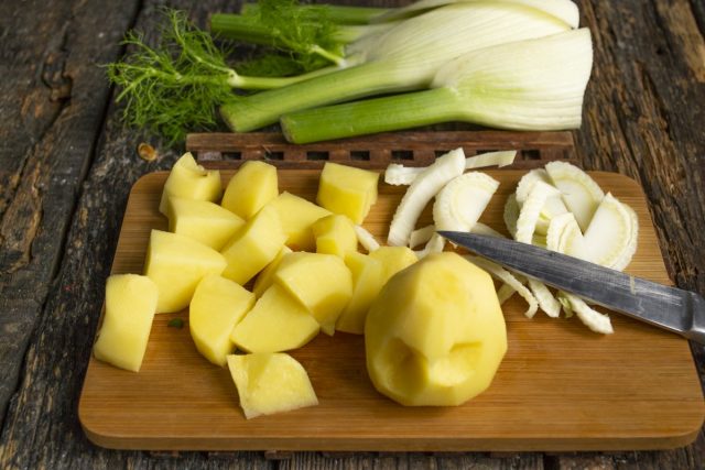 Нарезаем фенхель и картофель Нарезаем фенхель и кортофель