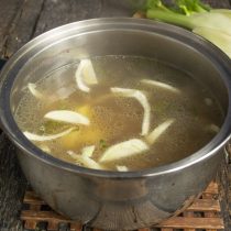 Достаём куриную грудку и пучок зелени из супа. Кладём фенхель и картофель Достаём куриную грудку и пучок зелени из супа. Кладём фенхель и картофель