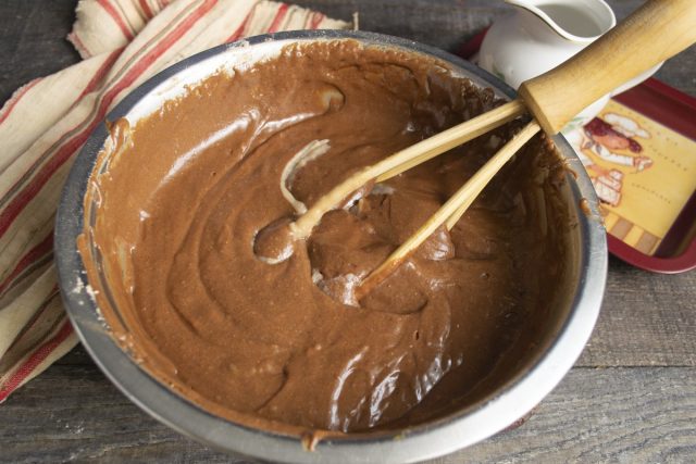 Делаем тесто для шоколадного бисквита