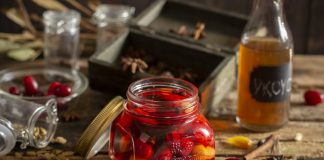 Маринованный кизил с пряностями