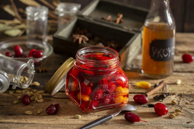 Маринованный кизил с пряностями Маринованный кизил с пряностями
