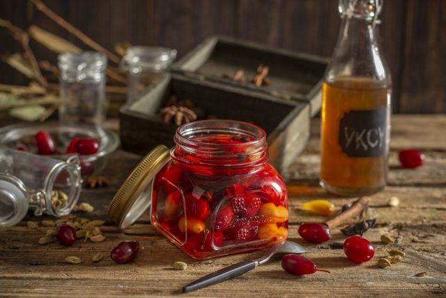 Маринованный кизил с пряностями Маринованный кизил с пряностями