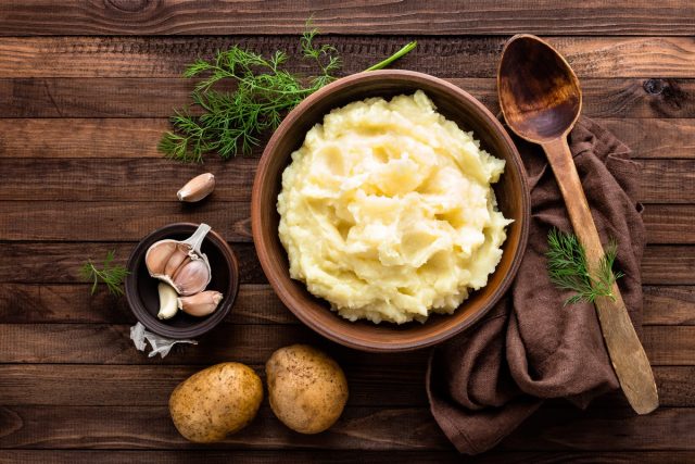 Картофельное пюре без добавления масла содержит всего 76 калорий в 100 г продукта