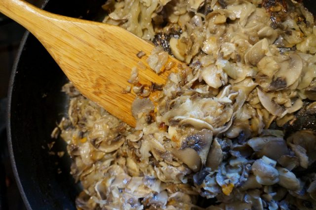 Обжарьте грибы с луком на сковороде
