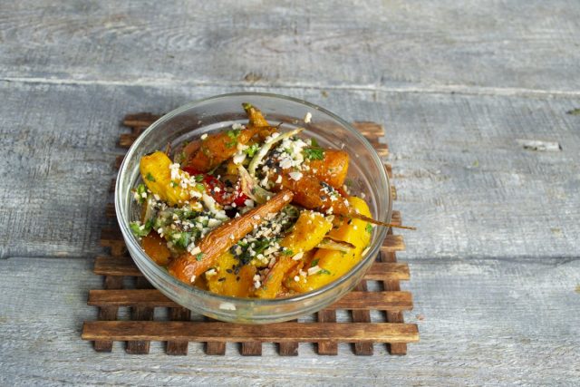 Смешиваем овощи с заправкой и посыпаем орехами. Постный салат из запеченной тыквы готов Смешиваем овощи с заправкой и посыпаем орехами. Постный салат из запеченной тыквы готов