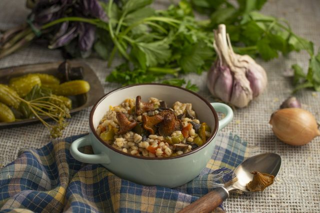 Рассыпчатая перловка с солёными огурцами и грибами Рассыпчатая перловка с солёными огурцами и грибами