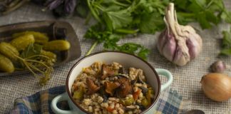 Рассыпчатая перловка с солёными огурцами и грибами