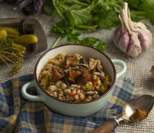 Рассыпчатая перловка с солёными огурцами и грибами - Постные блюда Рассыпчатая перловка с солёными огурцами и грибами
