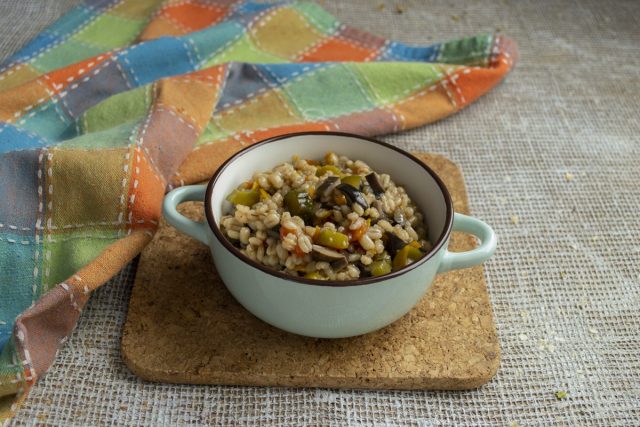 Рассыпчатая перловка с солёными огурцами и грибами готова Рассыпчатая перловка с солёными огурцами и грибами готова