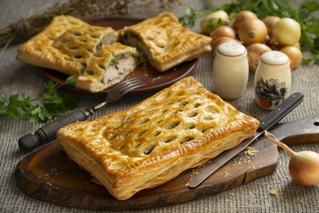 Слоёный пирог с курицей за полчаса Слоёный пирог с курицей за полчаса