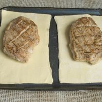 Выкладываем остывшее куриное филе Выкладываем остывшее куриное филе
