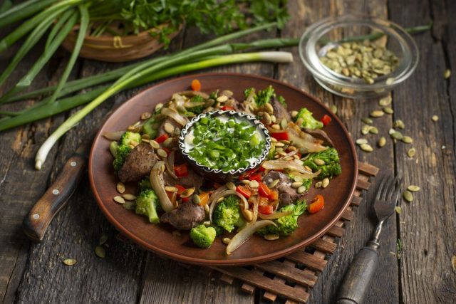 Тёплый диетический салат из куриной печени с овощами