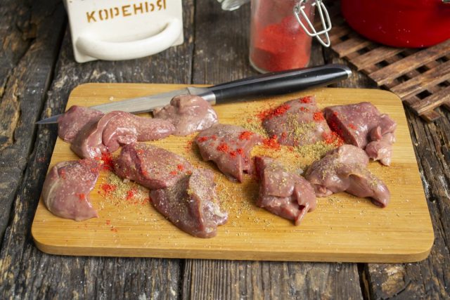 Нарезаем крупно печенку, втираем специи в кусочки и оставляем на несколько минут Нарезаем крупно печенку, втираем специи в кусочки и оставляем на несколько минут