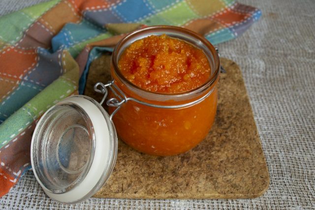 Готовое варенье из моркови с лимоном фасуем и закрываем Готовое варенье из моркови с лимоном фасуем и закрываем