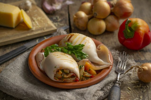 Кальмары, фаршированные овощами и сыром Кальмары, фаршированные овощами и сыром