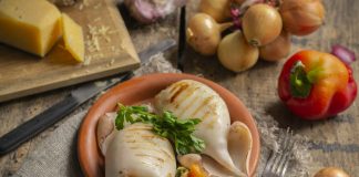 Кальмары, фаршированные овощами и сыром