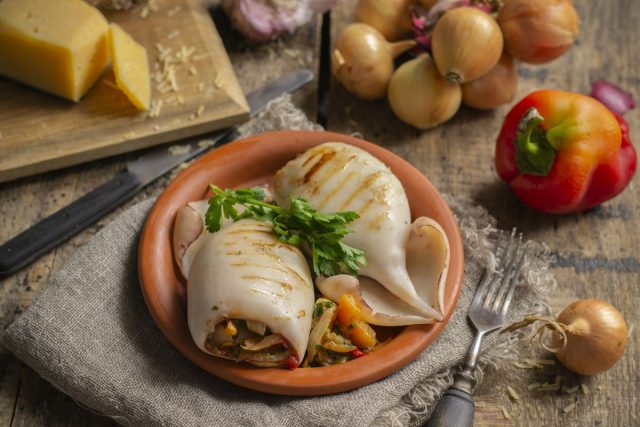 Кальмары, фаршированные овощами и сыром