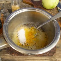Добавляем уксус, сахарный песок и солим по вкусу, по желанию перчим Добавляем уксус, сахарный песок и солим по вкусу, по желанию перчим