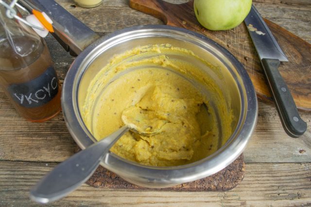 Хорошо перемешиваем горчицу, пробуем на вкус, добавляем соль или сахар, если необходимо Хорошо перемешиваем горчицу, пробуем на вкус, добавляем соль или сахар, если необходимо