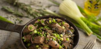 Ароматные куриные колбаски в соусе с грибами и баклажанами