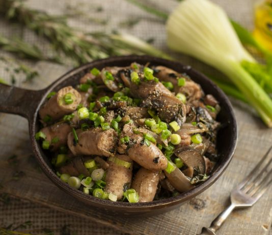 Ароматные куриные колбаски в соусе с грибами и баклажанами - Рецепты Ароматные куриные колбаски в соусе с грибами и баклажанами
