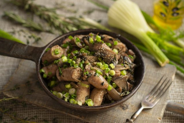 Ароматные куриные колбаски в соусе с грибами и баклажанами