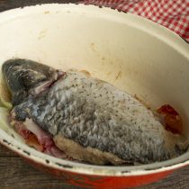 На рыбьи кости кладём карпа, голову, добавляем специи На рыбьи кости кладём карпа, голову, добавляем специи