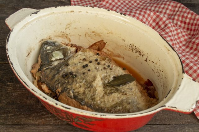 Вливаем кипящую воду, закрываем крышкой и готовим на маленьком огне примерно 2 часа Вливаем кипящую воду, закрываем крышкой и готовим на маленьком огне примерно 2 часа