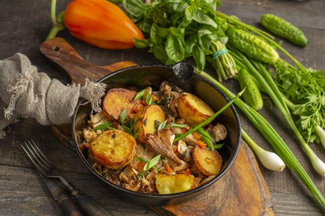 Картошка с грибами и курицей на сковороде — идеальное сочетание
